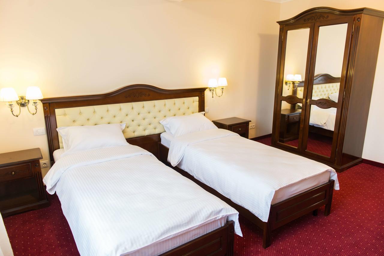Hotel Dallas Negresti Oas Bagian luar foto