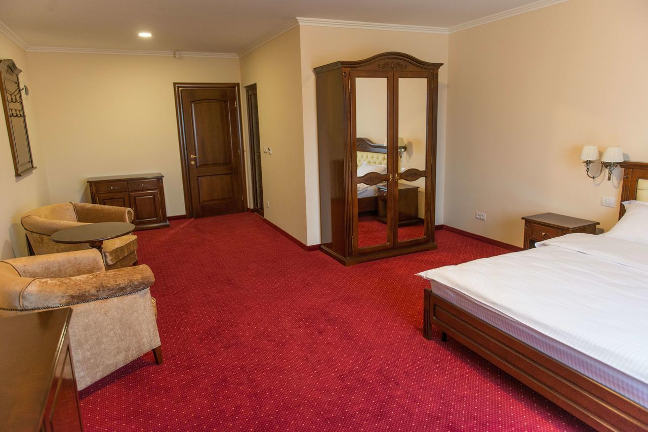 Hotel Dallas Negresti Oas Bagian luar foto