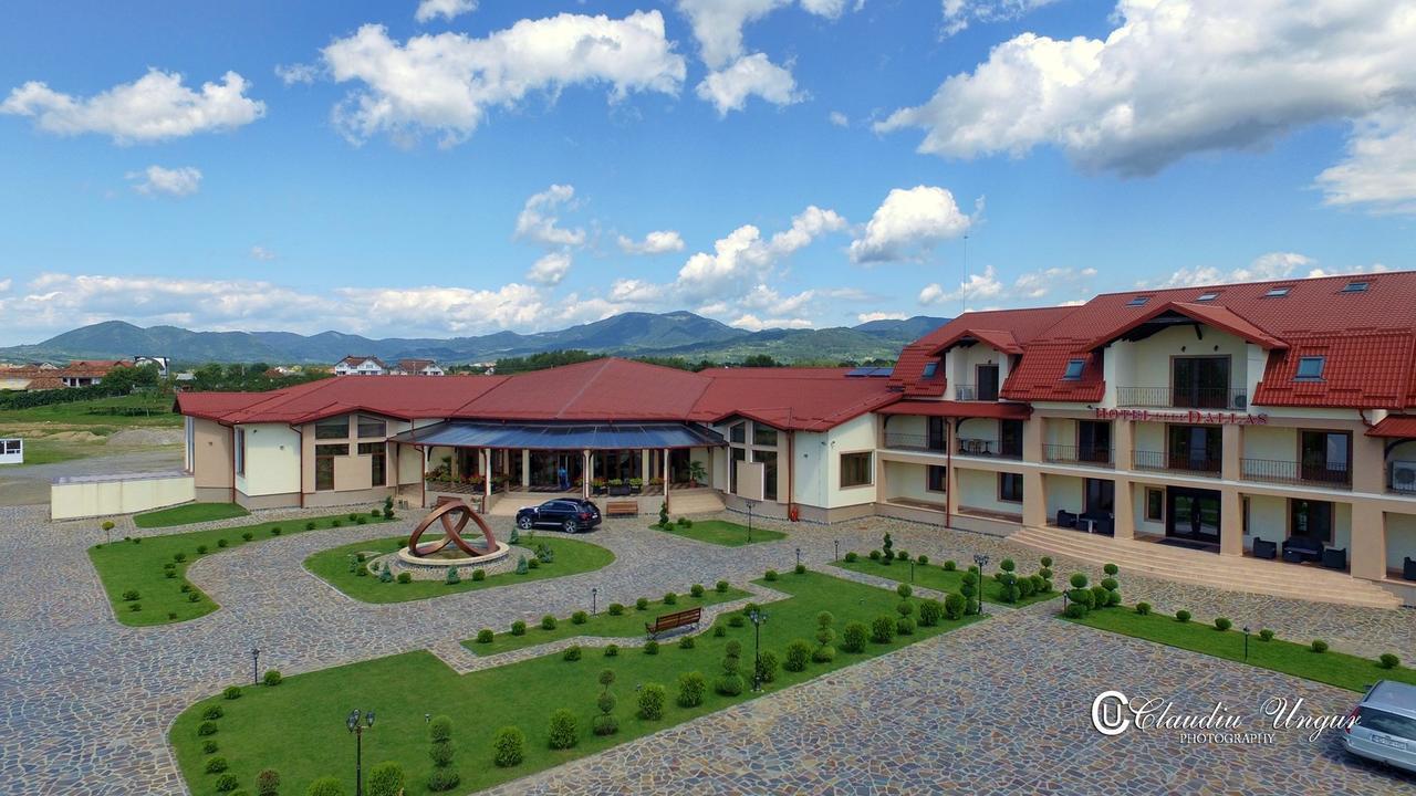 Hotel Dallas Negresti Oas Bagian luar foto