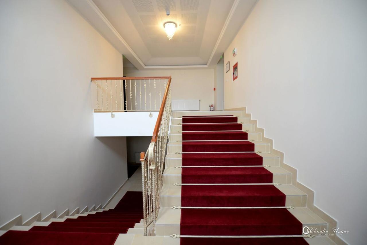 Hotel Dallas Negresti Oas Bagian luar foto
