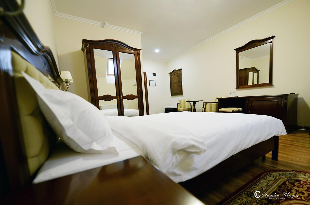 Hotel Dallas Negresti Oas Bagian luar foto