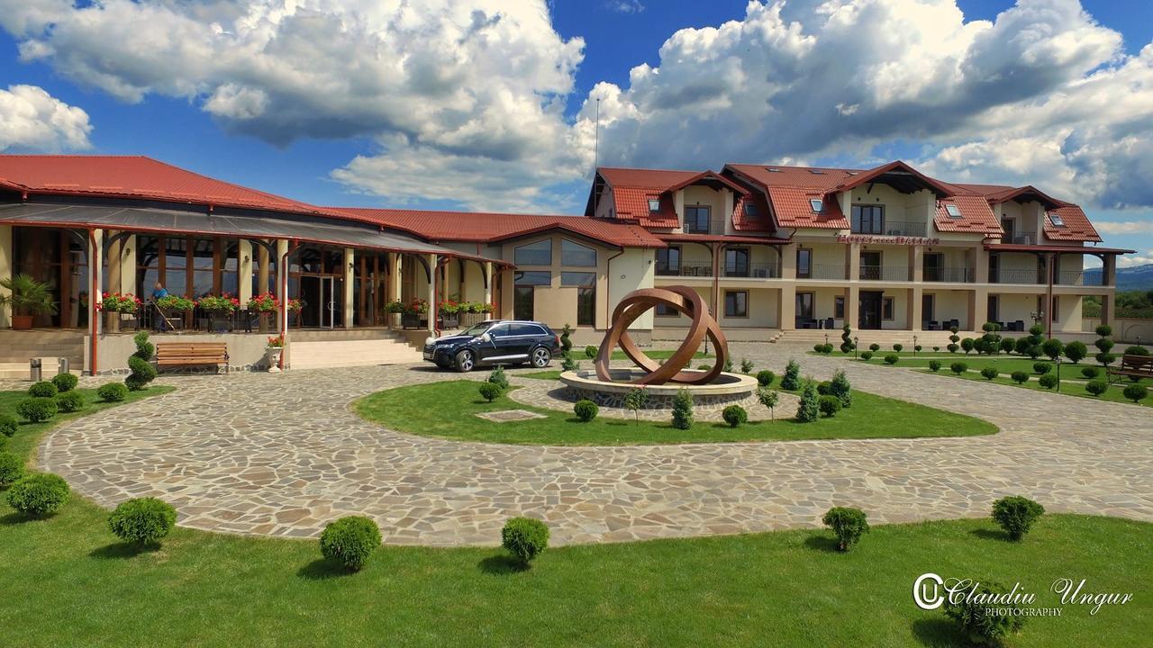 Hotel Dallas Negresti Oas Bagian luar foto